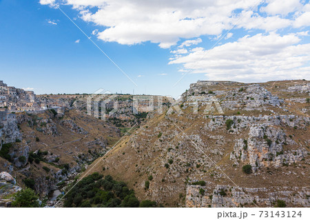 イタリア　マテーラのムルジャ・マテラナ公園と渓谷 73143124