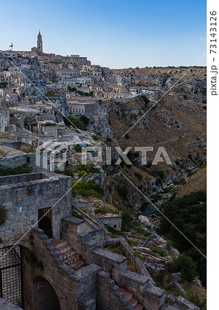 イタリア マテーラの洞窟住居とマテーラ大聖堂と渓谷 イタリア マテーラの洞窟住居とマテーラ大聖堂と渓谷 73143126