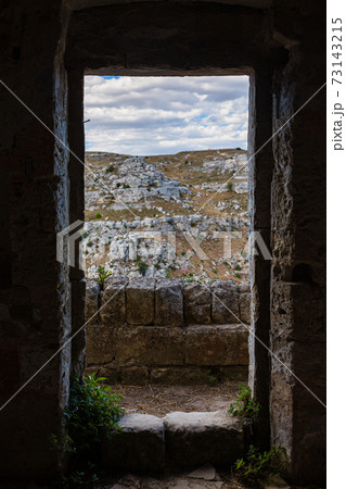 イタリア　マテーラの洞窟住居の扉から見える風景 73143215