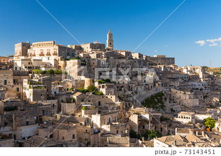 イタリア　マテーラの洞窟住居とマテーラ大聖堂の鐘楼 73143451