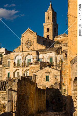 イタリア　マテーラの路地から見える洞窟住居とマテーラ大聖堂 73143460