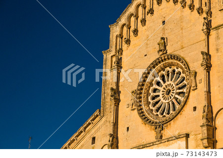 イタリア　マテーラ大聖堂のバラ窓 73143473