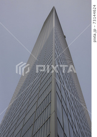 鋭角が美しい高層ビル 73144624