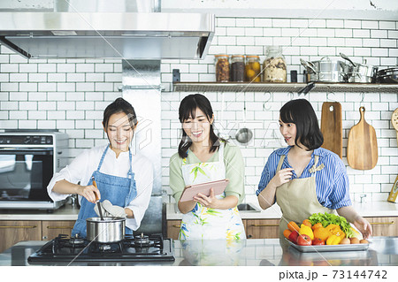 キッチンで料理をする女性　料理教室 73144742
