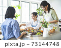 料理を取り分ける女性 73144748
