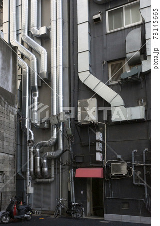 ビルの壁の全面を走る金属ダクト 73145665