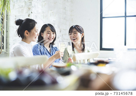 乾杯をする女性 乾杯をする女性 73145678