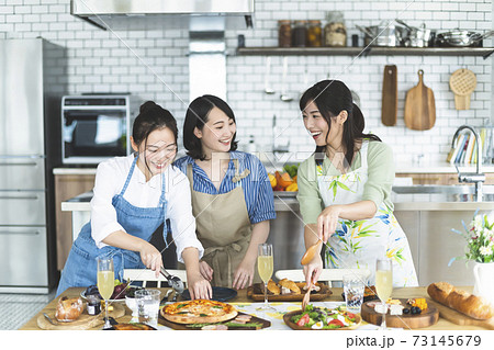 料理を取り分ける女性 料理を取り分ける女性 73145679