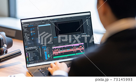 動画・映像クリエイター 男性　ノートパソコン　映像制作 73145993