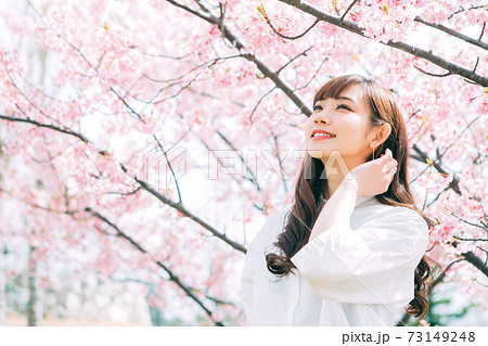 桜と若い女性 桜と若い女性 73149248