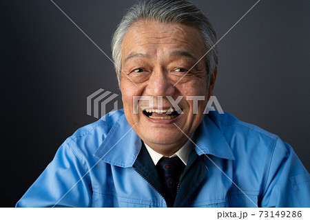 ビジネスイメージ  作業服の男性　笑顔 73149286