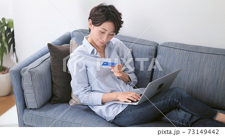 クレジットカードを持つ女性 73149442