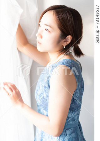 窓の前に立つドレスを着た女性 窓の前に立つドレスを着た女性 73149537