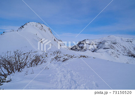 群馬県利根郡の冬の武尊山に向かう途中の1950m付近から北側の剣ヶ峰山と武尊山を見る 群馬県利根郡の冬の武尊山に向かう途中の1950m付近から北側の剣ヶ峰山と武尊山を見る 73150520