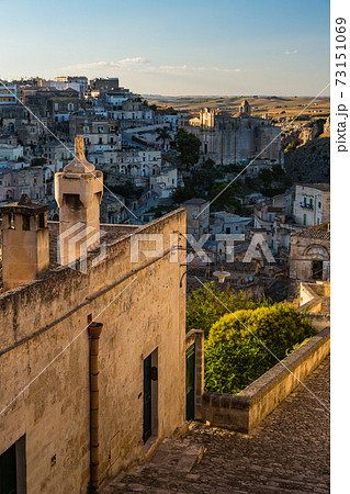イタリア　日に照らされたマテーラの洞窟住居 73151069