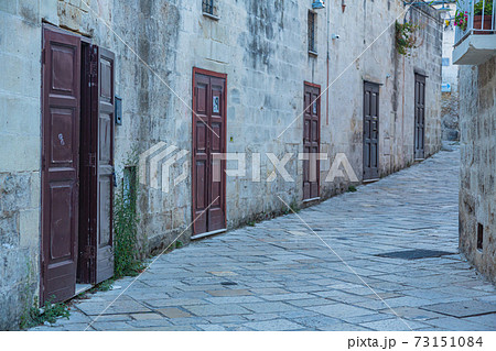 イタリア　マテーラの旧市街の路地 73151084
