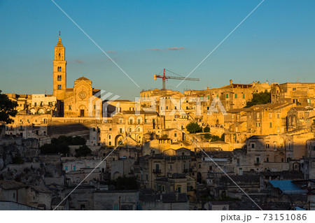 イタリア 夕方のマテーラの洞窟住居とマテーラ大聖堂 イタリア 夕方のマテーラの洞窟住居とマテーラ大聖堂 73151086