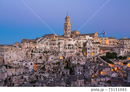 イタリア 黄昏時のマテーラの洞窟住居とマテーラ大聖堂 イタリア 黄昏時のマテーラの洞窟住居とマテーラ大聖堂 73151093