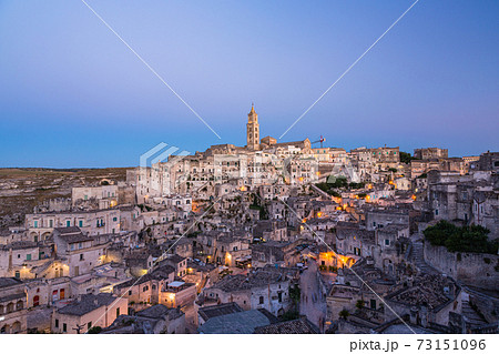 イタリア　黄昏時のマテーラの洞窟住居とマテーラ大聖堂 73151096
