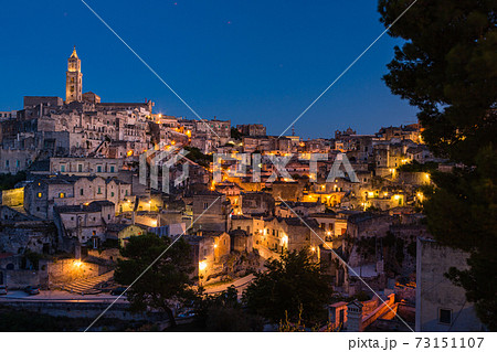 イタリア　ライトアップされたマテーラの洞窟住居とマテーラ大聖堂 73151107