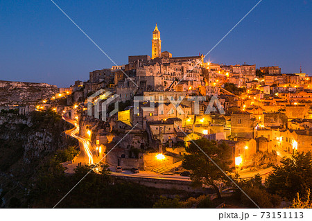 イタリア　夜のマテーラの洞窟住居とマテーラ大聖堂 73151113