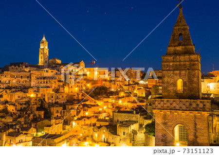 イタリア　夜のマテーラの洞窟住居とマテーラ大聖堂と聖ペテロ教会 73151123