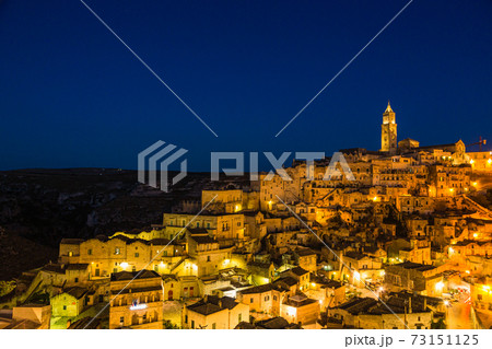 イタリア　夜のマテーラの洞窟住居とマテーラ大聖堂 73151125