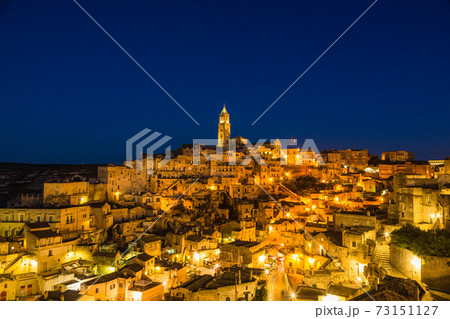 イタリア　夜のマテーラの洞窟住居とマテーラ大聖堂 73151127
