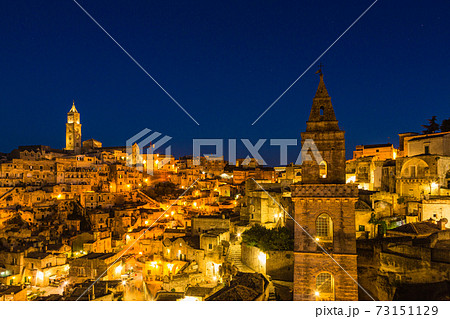 イタリア　夜のマテーラの洞窟住居とマテーラ大聖堂と聖ペテロ教会 73151129