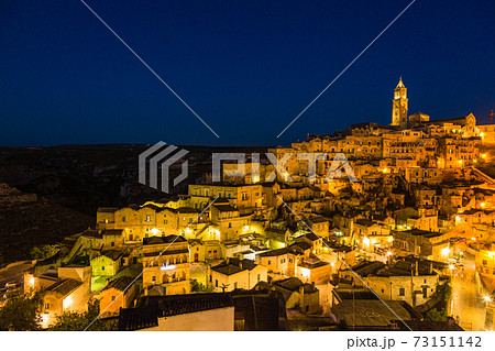 イタリア　夜のマテーラの洞窟住居とマテーラ大聖堂 73151142