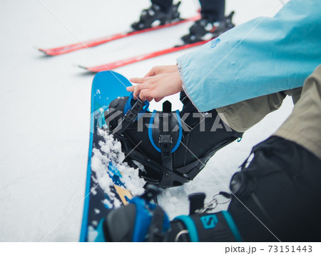 スノーボードを装着している人 スノーボードを装着している人 73151443