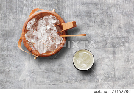 木製のアイスペールと焼酎の水割り 木製のアイスペールと焼酎の水割り 73152700