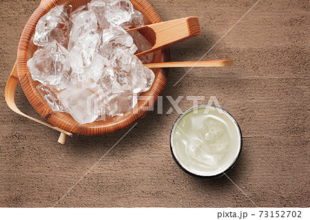 木製のアイスペールと焼酎の水割り 73152702