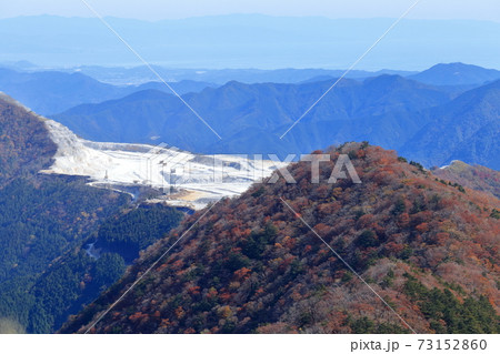 鳥形山 天狗の森から眺める 秋(四国カルスト 天狗高原) 鳥形山 天狗の森から眺める 秋(四国カルスト 天狗高原) 73152860
