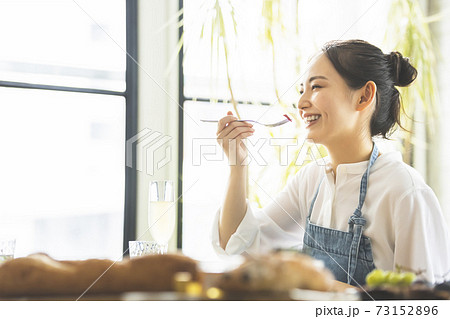 楽しく食事をする女性 73152896