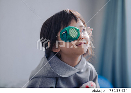 弱視の子供　アイパッチ訓練 73153434