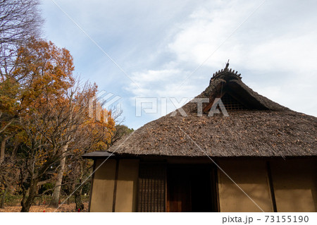 紅葉と茅葺屋根の古民家 73155190