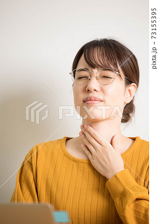 花粉症でのどが痛い若い女性 73155395