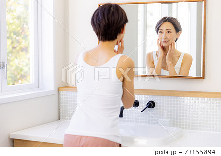 洗面所にいるミドル女性の写真素材