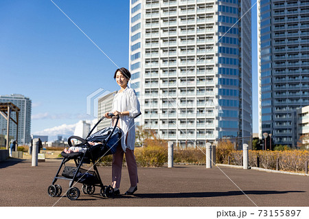 赤ちゃんと散歩をする女性の写真素材