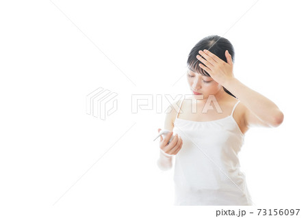 体温の計測をする若い女性 73156097
