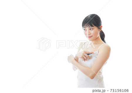 体温の計測をする若い女性 体温の計測をする若い女性 73156106