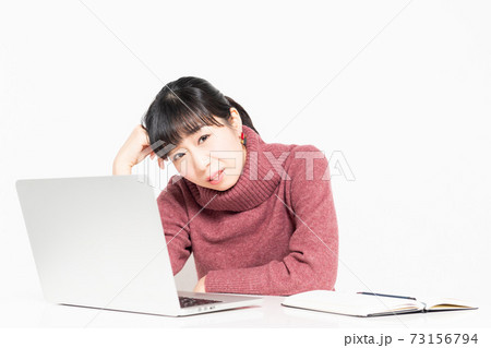 パソコンを使いながら困っている女性 パソコンを使いながら困っている女性 73156794