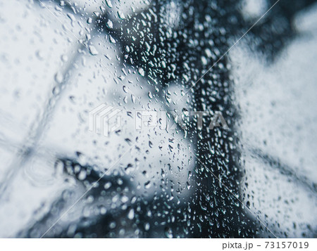 雨に打たれる窓から見る電柱の景色の写真素材