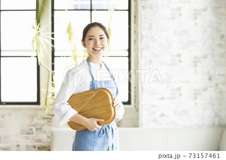 カフェ の若い店員 フロアスタッフの写真素材