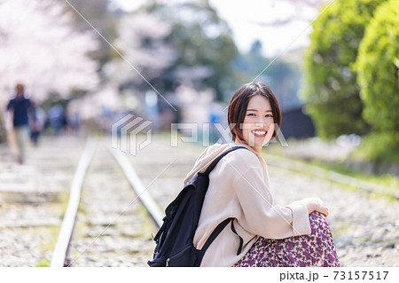 春の京都観光でインクラインの線路に座る女性 春の京都観光でインクラインの線路に座る女性 73157517