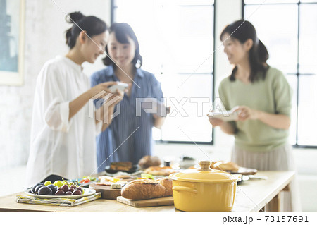 女子会で料理の写真を撮る女性 女子会で料理の写真を撮る女性 73157691