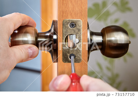 Mounting the brass plate for the interior door latch. 73157710
