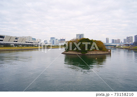 東雲運河の東京港旧防波堤と豊洲市場の写真素材