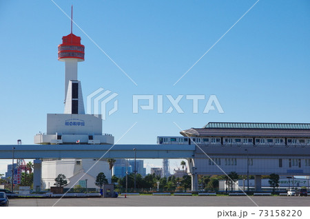 東京国際クルーズターミナル駅を出発するゆりかもめと船の科学館 73158220